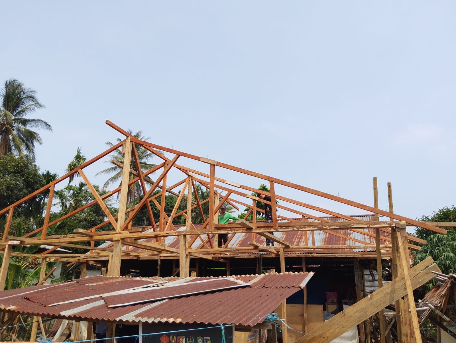 Satgas TMMD ke-130 Kodim 1307/Poso Perbaiki Atap Rumah demi Kehidupan Lebih Baik Satgas TMMD ke-130 Kodim 1307/Poso Perbaiki Atap Rumah demi Kehidupan Lebih Baik