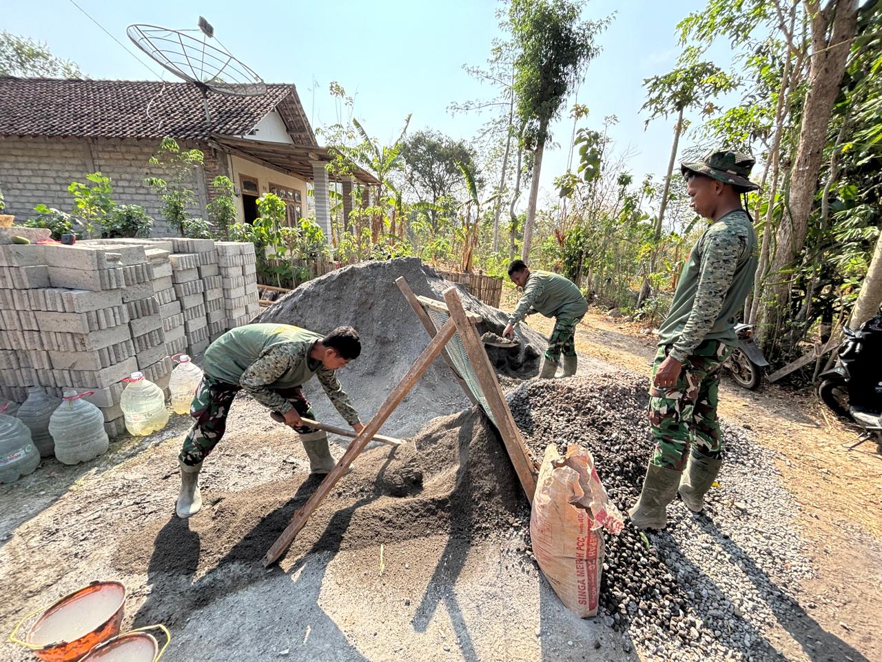 Keberadaan Bu Jumiasih, Simbol Gotong Royong dalam Pembangunan Rumah