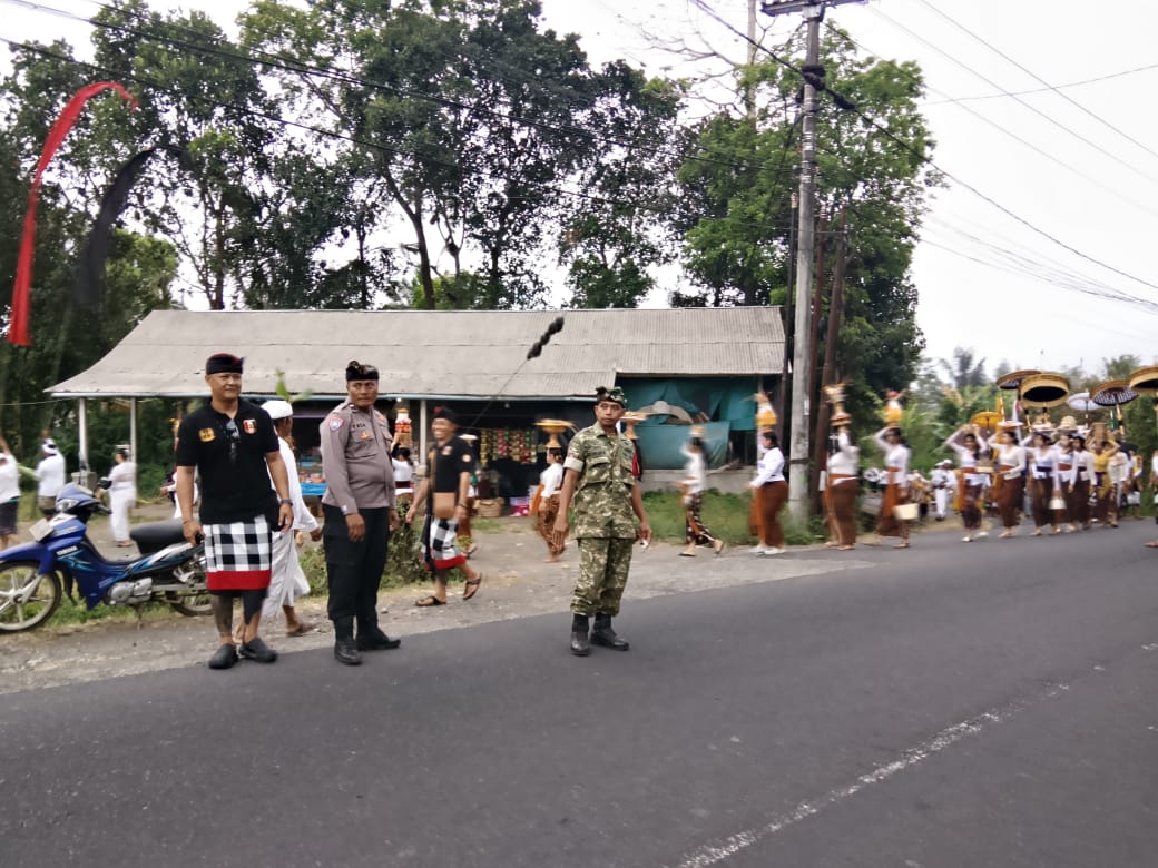 Partisipasi Babinsa dalam Pengamanan Upacara Melasti di Banjar Penglumbaran Kangin